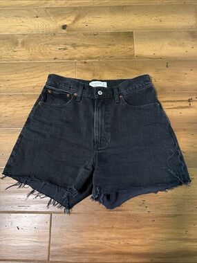 Abercrombie & Fitch The 4” Mom Short High Rise Curve Love in Black Denim
